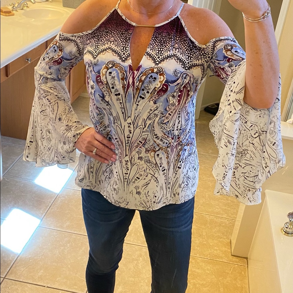 ❤️WHBM White House Black Market cold shoulder top. Like new. Fully lined.